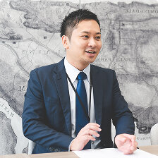 インタビューに答える経営者の写真