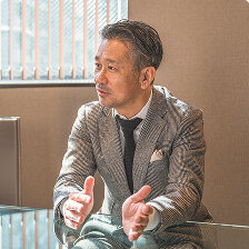 インタビューに答える経営者の写真