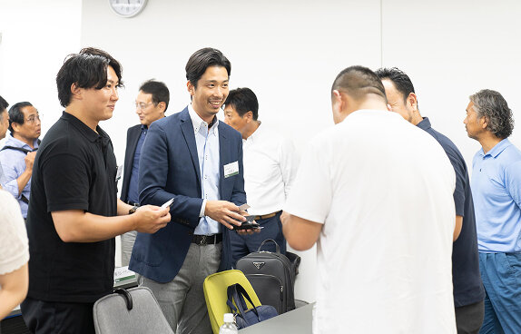 企業交流会で情報交換する経営者たち