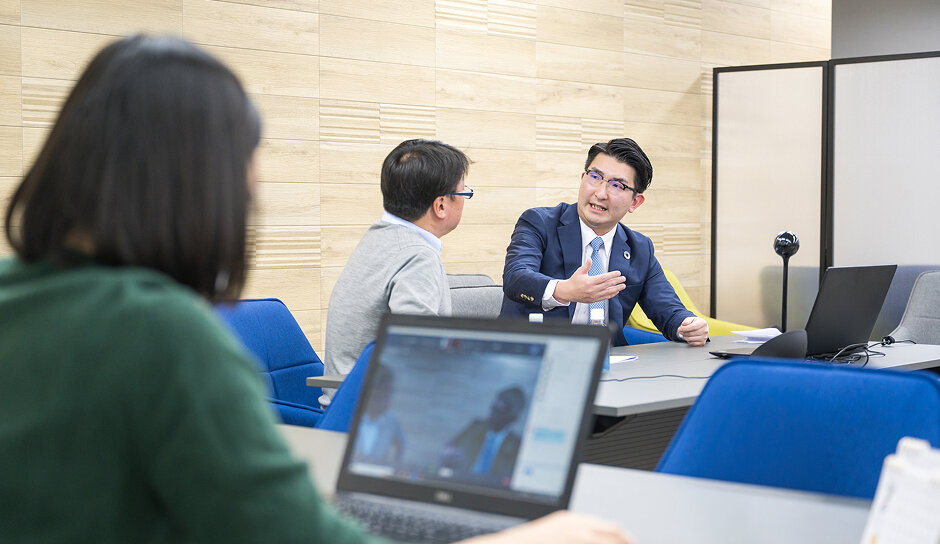 研修会で意見を述べている加盟企業の経営者