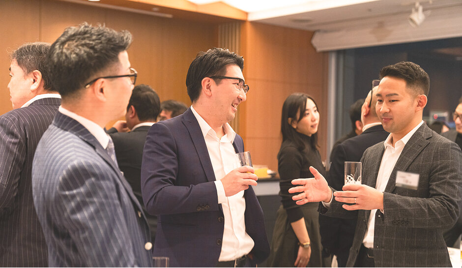 交流会でフランクに話している加盟企業の経営者たち